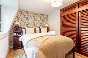 2 habitaciones, tabla de planchar con plancha, cunas y wifi gratis 