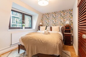 2 bedrooms, iron/ironing board, cots/infant beds, travel cot - Spacious 2BR House by Madame Tussauds (London)