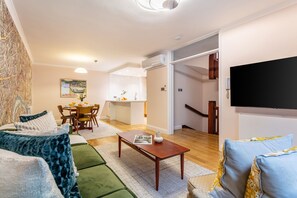 Comfort Apartment, 2 Bedrooms, Non Smoking, City View | Living area
