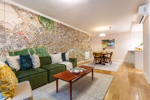 40-inch Smart TV with satellite channels - Spacious 2BR House by Madame Tussauds (London)