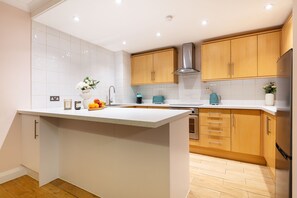 Coffee/tea maker, electric kettle, high chair - Spacious 2BR House by Madame Tussauds (London)