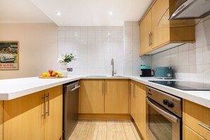 Comfort-Apartment, 2 Schlafzimmer, Nichtraucher, Stadtblick | Eigene KĂŒche | Wasserkocher mit Kaffee-/Teezubehör, Wasserkocher, Hochstuhl