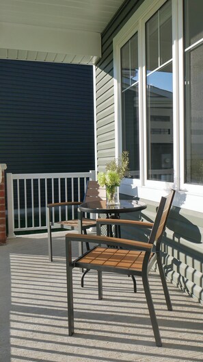 Outdoor dining - Spacious 3 Bdrm Retreat | Muskoka Room & Fireplace (Bracebridge)