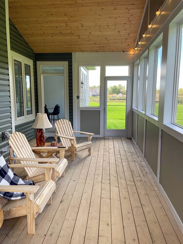 Spacious 3 Bdrm Retreat | Muskoka Room & Fireplace
