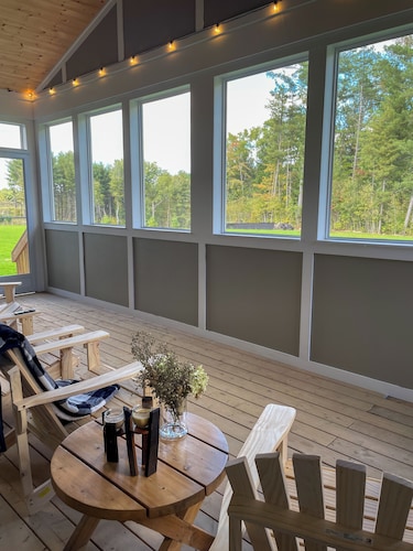 Spacious 3 Bdrm Retreat | Muskoka Room & Fireplace