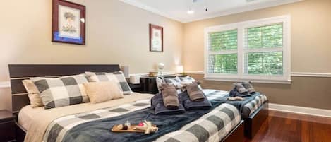 4 bedrooms, in-room safe, desk, iron/ironing board