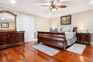 4 bedrooms, in-room safe, desk, iron/ironing board