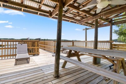 4.2-Acre Lakefront– Game Room，Hot Tub & Private Dock !