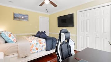 4 Schlafzimmer, Zimmersafe, Schreibtisch, Bügeleisen/Bügelbrett