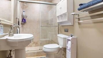 Doccia, vasca idromassaggio, asciugacapelli, bidet