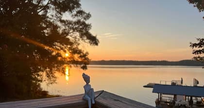 4.2-Acre Lakefront– Game Room,Hot Tub & Private Dock !