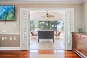 スマートテレビ、暖炉、テレビゲーム、卓球台