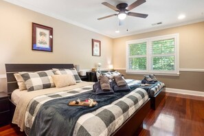 4 habitaciones, escritorio y tabla de planchar con plancha 