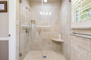Regadera, tina de hidromasaje, secadora de cabello, bidet