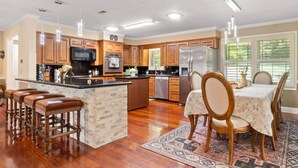 Dining - 4.2-Acre Lakefront– Game Room，Hot Tub & Private Dock ! (Fort Lawn)