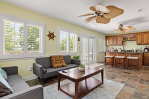 Smart TV, chimenea, videojuegos y tenis de mesa 