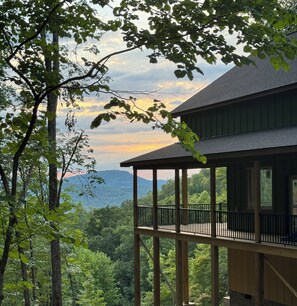 Exterior - Charming 2-bedroom cabin in gorgeous Sevierville with AC, WiFi (Sevierville)
