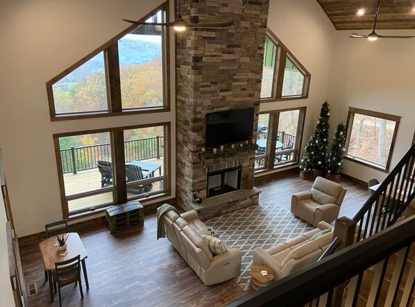 Smart TV, fireplace - Charming 2-bedroom cabin in gorgeous Sevierville with AC, WiFi (Sevierville)
