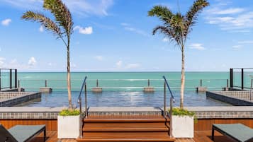 Kolam renang outdoor, dengan payung kolam renang dan kursi berjemur