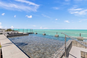 Piscina all'aperto, ombrelloni da piscina, lettini