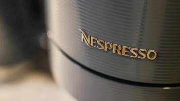 Ein Detailbild einer Nespresso-Kaffeemaschine.