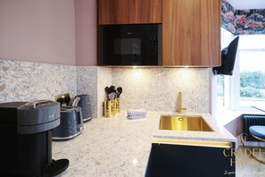 Estudi en suite de luxe, vistes parcials al llac | Cuina bàsica privada | Cafetera exprés, cafetera i tetera, bullidora elèctrica i trona 