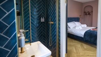 Suite monolocale Luxury, vista lago parziale | Bagno | Set di cortesia gratuito, asciugacapelli, asciugamani, sapone
