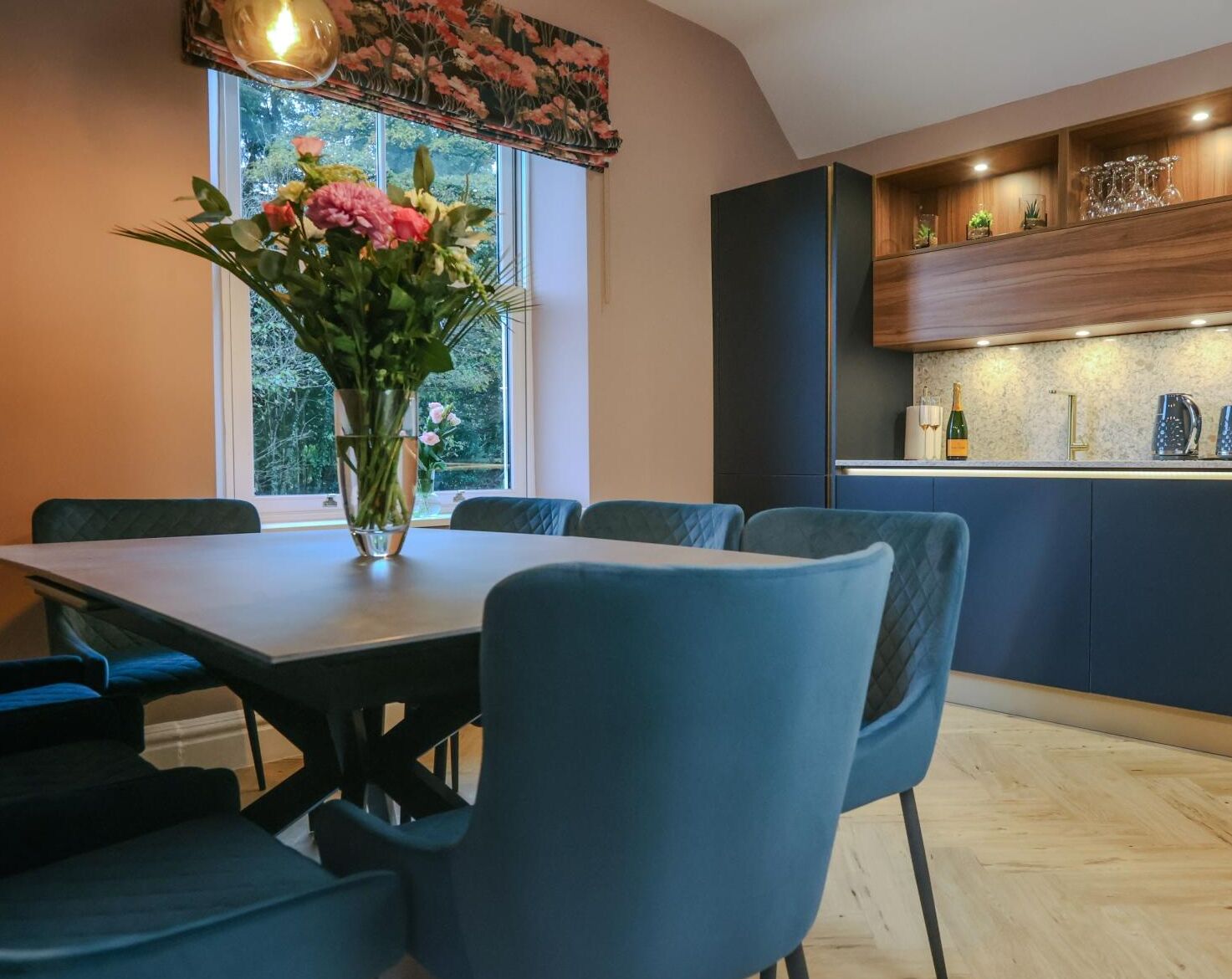 Luksus-toetasjesleilighet, 3 soverom, utsikt mot innsjø | Eget kjøkken | Espressomaskin, kaffetrakter/tekoker, vannkoker og høy barnestol