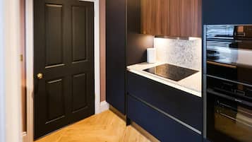 Luxury Apartment, 2 Bedrooms, Kitchen | Private kitchen | Espresso maker, coffee/tea maker, electric kettle, high chair