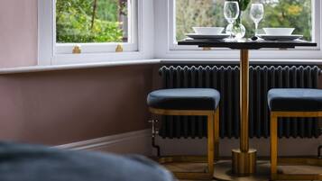Luxury-Studiosuite, eingeschränkter Seeblick | Essbereich im Zimmer