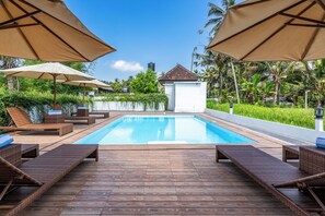 屋外プール、プール パラソル、サンラウンジャー