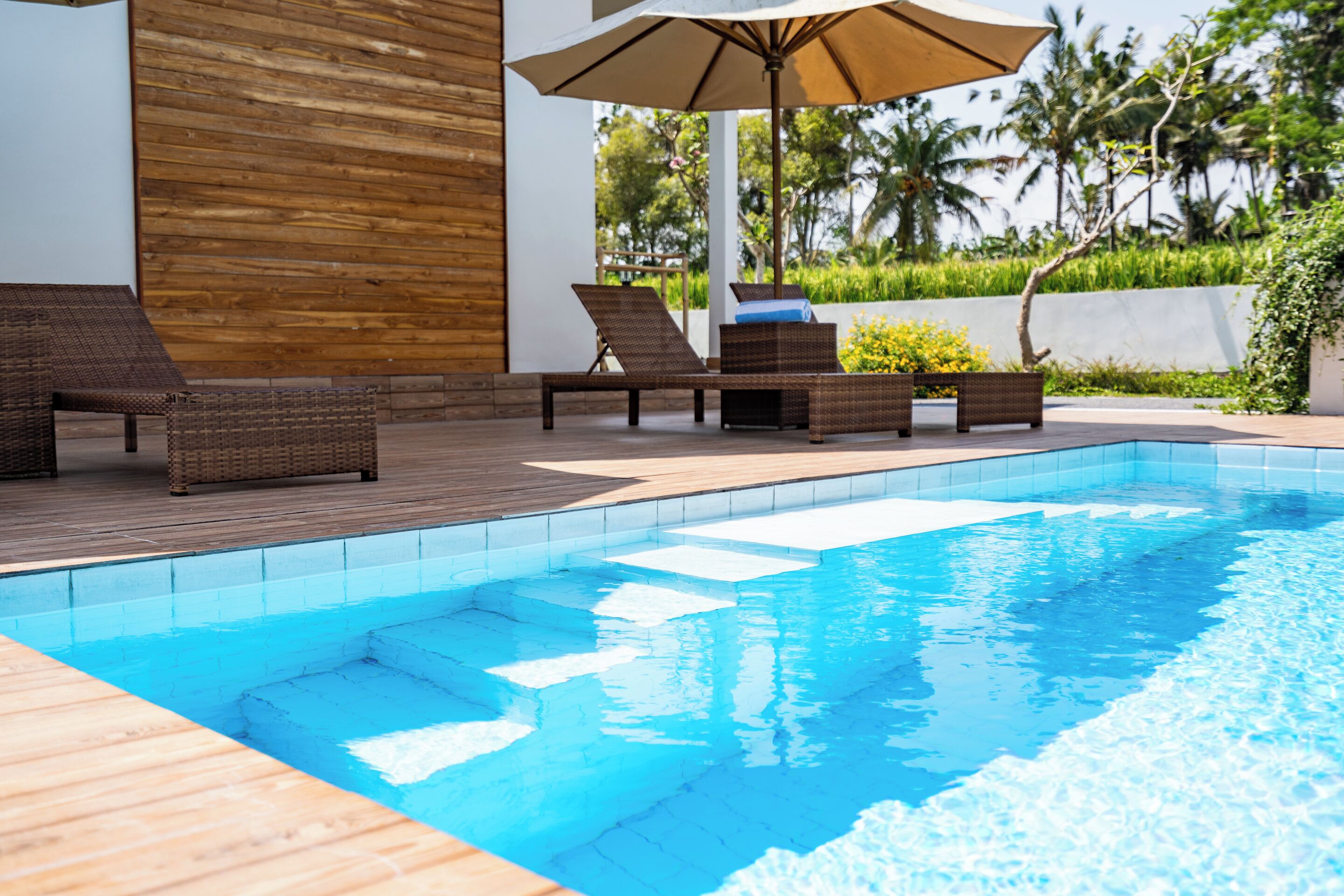 Kolam renang outdoor, dengan payung kolam renang dan kursi berjemur