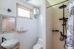 Apartment, 1 Queen Bed, Kitchen | Bathroom | Shower, bidet, towels, soap - Aura Apartments Ubud (Ubud)