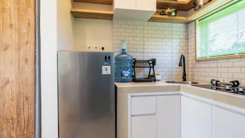 Apartment, 1 Queen Bed, Kitchen | Private kitchen | Fridge, stovetop, cookware/dishes/utensils