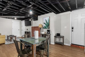In-room dining - Beds on Broadmoor Two Units (Birmingham)