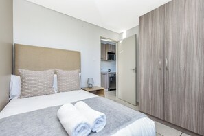 2 bedrooms, in-room safe, iron/ironing board, Internet