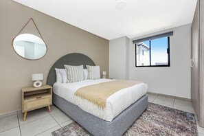 2 bedrooms, in-room safe, desk, iron/ironing board