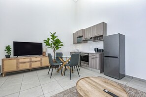 Geladeira, micro-ondas, fogão, cooktop