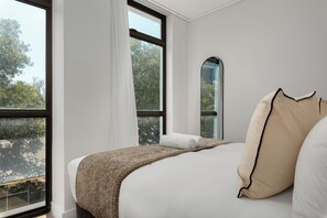 2 quartos, cofres nos quartos, ferros/tábuas de passar roupa