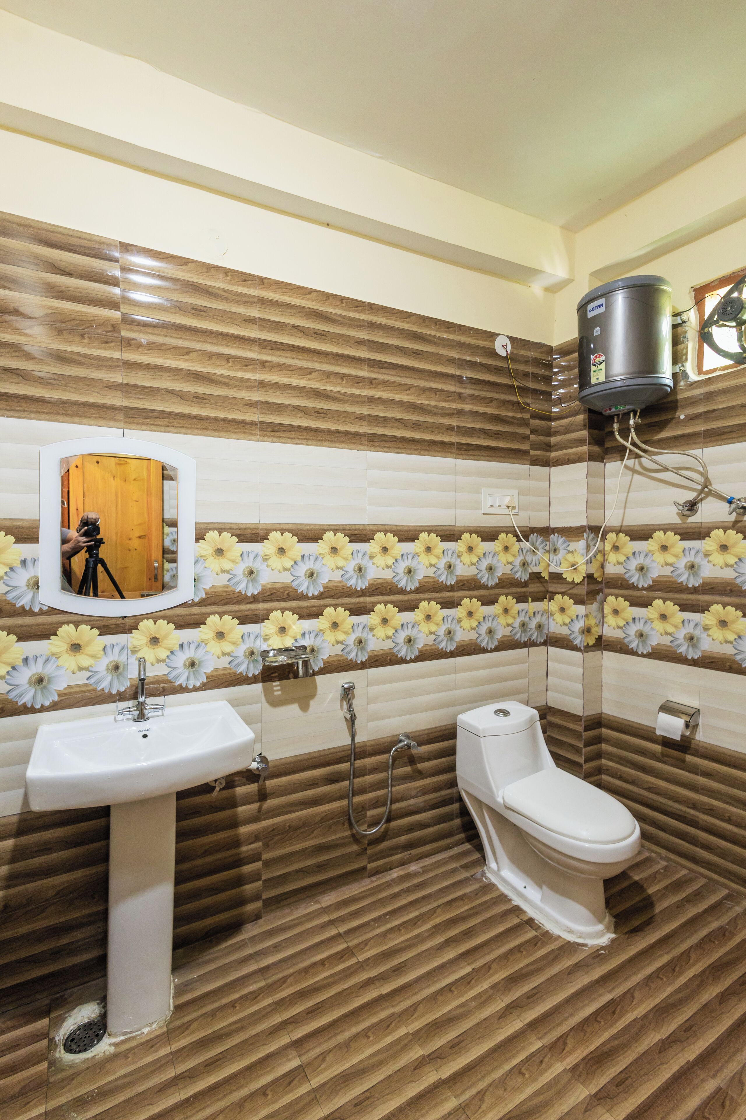 Superior tweepersoonskamer, 1 slaapkamer, balkon, uitzicht op rivier | Badkamer | Een douche, een hydromassagedouche, designer toiletartikelen, handdoeken