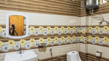 Superior tweepersoonskamer, 1 slaapkamer, balkon, uitzicht op rivier | Badkamer | Een douche, een hydromassagedouche, designer toiletartikelen, handdoeken