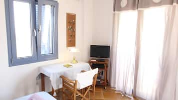 Apartment | 1 bedroom, desk, Internet