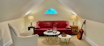 The Loft Apartment in Lake Norman. Private tranquil setting yet in town.