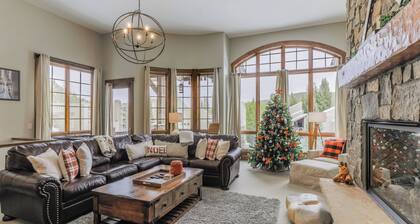 Cozy mountain retreat w/ hot tub & ski access