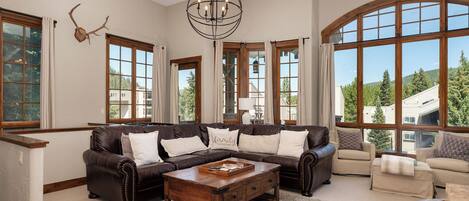 Smart-tv, een open haard, een dvd-speler en tafelvoetbal