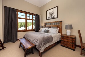 4 soverom, skrivebord, strykejern/-brett og reiseseng for barn