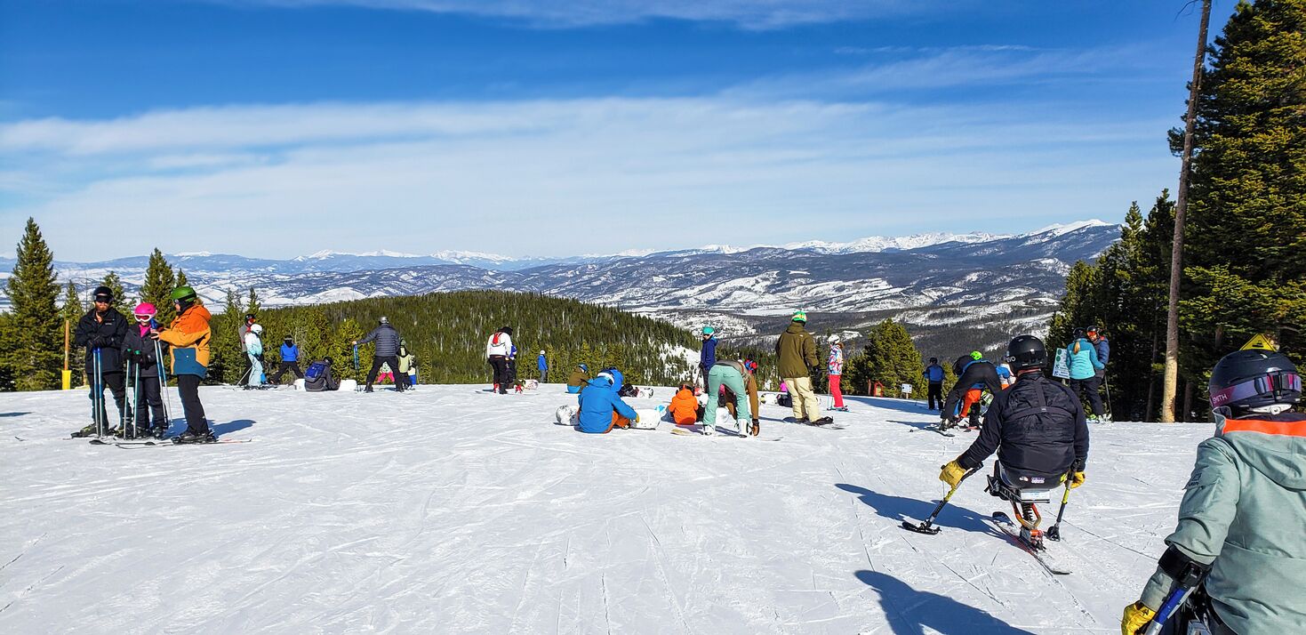 Una pista de esquí con esquiadores y snowboarders.