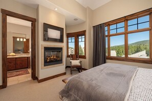 4 slaapkamers, een bureau, een strijkplank/strijkijzer, reisbedje