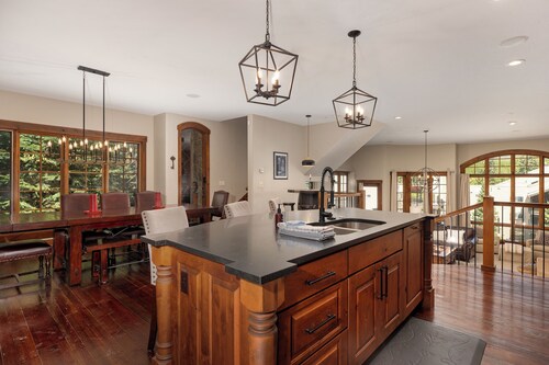 Ski-in retreat w/ hot tub & fireplace