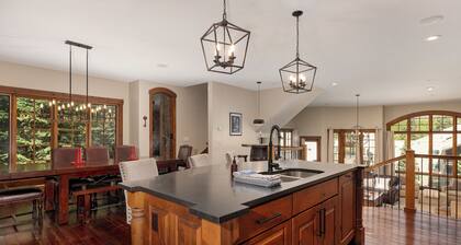 Ski-in retreat w/ hot tub & fireplace